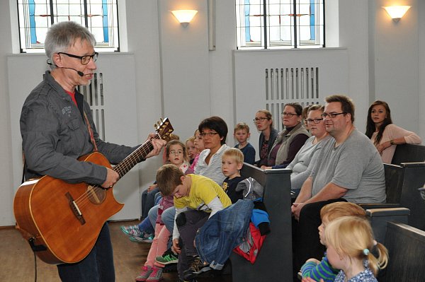 Mitmachprogramm für Kinder: Liedermacher Uwe Lal vertonte die Geschichte des biblischen Bartimäus. - © Stefanie Boss