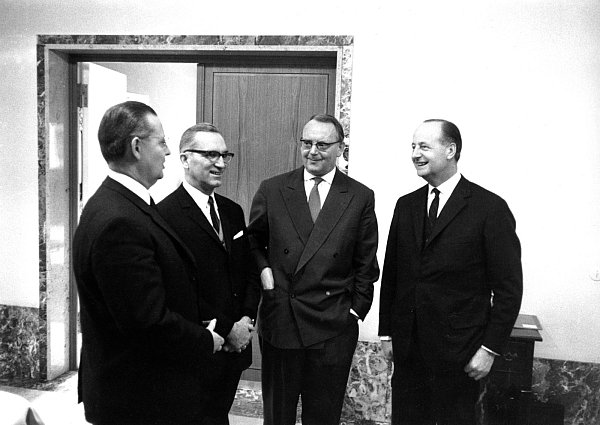 Erwartungsvoll: (v.l.) Die Oberbürgermeister Herbert Hinnendahl (Bielefeld) und Kurt Schober (Herford) mit Professor Helmut Schelsky und dem Bielefelder Unternehmer Rudolf-August Oetker. - © uni.
