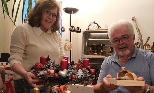 Karin Lorig und Michael Beck haben aus ihrem Eigenheim wieder ein Advents- und Weihnachtshaus mit großer Deko-Ausstellung gemacht. Das Motto heißt in diesem Jahr "Krippen, Kränze, Kerzenschein". - Nicole Bliesener