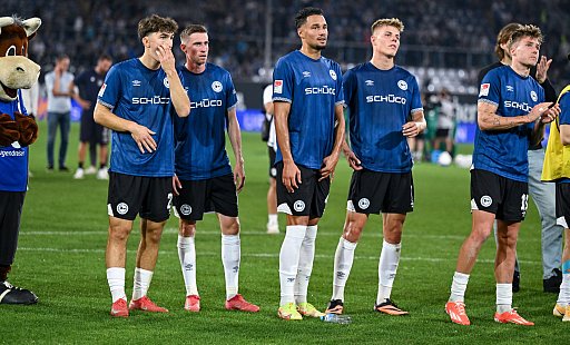 Für Florian Micheler, Arne Sicker, Vincent Ocansey, Julian Kania und Joel Grodowski (v.l.) war es kein guter Abend. Nur Arminia-Maskottchen Lohmann hat seine gute Laune nicht verloren. Foto: Teresa Kroeger - Teresa Kroeger