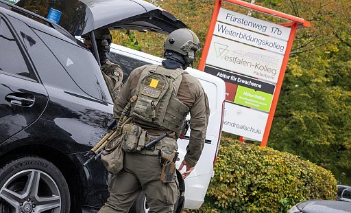 Auch einige Spezialeinsatzkräfte waren am Mittwoch auf dem Gelände des Paderborner Westfalen-Kollegs im Einsatz. - Niklas Tüns