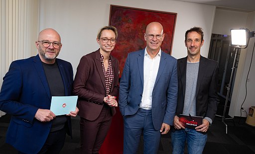 Stefan Gerold (Leiter NW-Lokalredaktion Bielefeld, v.l.), Christiana Bauer, Ingo Nürnberger und Timo Fratz (Chefredakteur Radio Bielefeld) beim Livestream zum Stichwahl-Duell. - Mike-Dennis Müller
