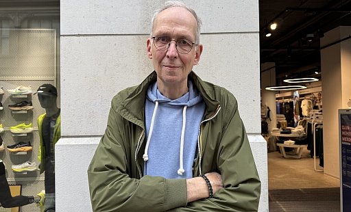 Johann Heinrich Alf arbeitet seit mehr als zwei Jahrzehnten in der Buchbinderei Bethel. Am üblichen Konsum kann er wegen seiner knappen Kassenlage nur bedingt teilhaben – so, wie viele andere Werkstatt-Beschäftigte. - Martin Krause