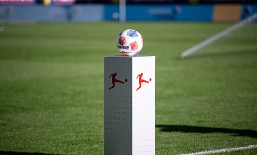 Der DFB segnete nun den Rahmenterminkalender für die Saison 2026/27 ab. Die Spielbälle von Derbystar haben dann allerdings ausgedient, denn ab 2026/27 wird in der 1. und 2. Bundesliga wieder mit Adidas-Bällen gekickt. - Teresa Kröger