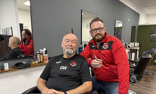 Vater und Sohn: George (l.) und Timm White engagieren sich gemeinsam ehrenamtlich beim Herforder SV. Auch im Friseursalon ist der Verein ein Thema. - Sevim Hangül