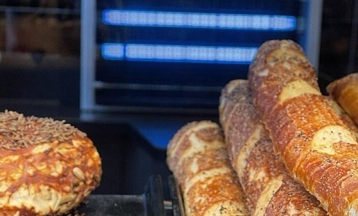 In dem UV-Insektenvernichter werden in der Bäckereifiliale nicht nur Wespen, sondern auch Honigbienen getötet. Das irritiert manchen Kunden. - Alexandra Buck