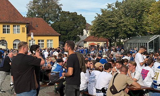 Auf dem Siegfriedplatz, kurz Siggi, stimmen sich die Fans der Arminia bereits auf die Partie gegen Greuther Fürth ein. - Teresa Kröger