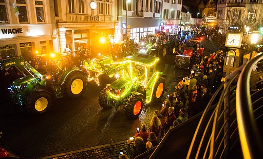60 Traktoren waren bei der ersten Lichterfahrt der Landwirte durch Herford im Jahr 2021 dabei. Auch in diesem Jahr dürfte das Event wieder Tausende Schaulustige anlocken. - Ralf Bittner (Archiv)