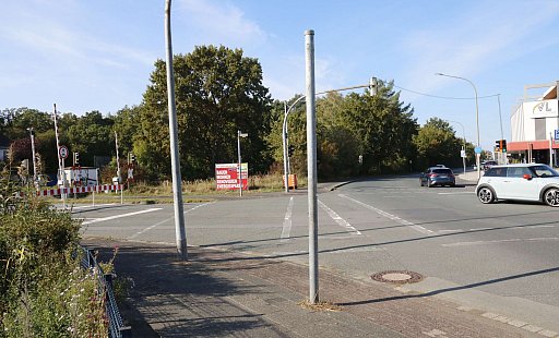 Durch die Sperrung des Bahnübergangs an der Husarenstraße in Schloß Neuhaus weichen viele Verkehrsteilnehmer über die Dubelohstraße aus. - Marc Schröder