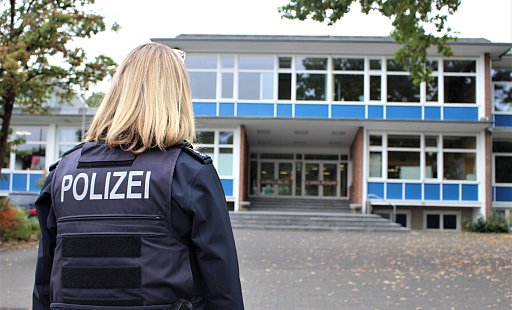 Die Polizei in OWL nimmt verstärkt Schulen in den Fokus (wie hier in Bielefeld), um durch Präventionsarbeit und Sensibilisierung junge Menschen zu erreichen. - Lukas Brekenkamp