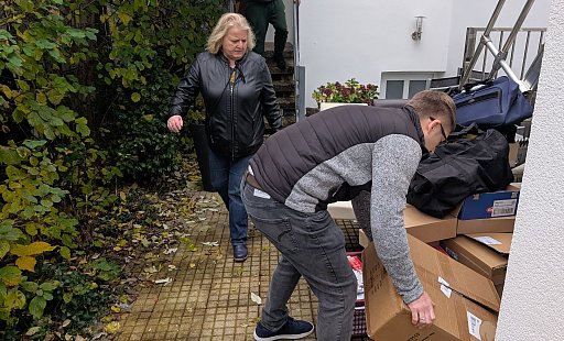 Räumung in der Lemgoer Leopoldstraße: Trotz Aufforderung wollte das Ehepaar die nicht bezahlte Ferienwohnung der Familie Seidel (Mitte: Christine Seidel) nicht verlassen. - Annika Langhagel