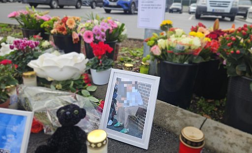Die Trauer um den getöteten 16-Jährigen aus Lemgo ist auch am Mittwoch anhand von Blumen und Grablichtern auf dem Parkplatz des Edekas in Lemgo zu sehen. - Janet König
