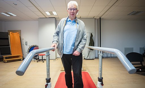 Werner Vogelsang am Gehbarren im großen Physiotherapieraum des Elithera Neurozentrums in Bielefeld Stieghorst. - Mike-Dennis Müller