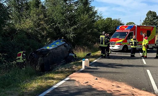Bei einer Übungsfahrt zwischen Höxter und Brakel kam der Streifenwagen der Polizei von der Straße ab, überschlug sich und landete im Graben. - Feuerwehr Brakel