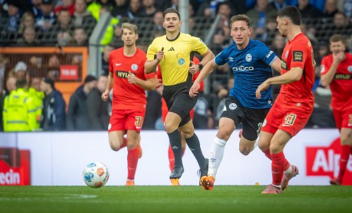 Arminia Marius Wörl läuft den Elversberger Felix Keidel an. - Sarah Jonek