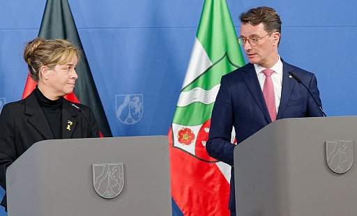 Mona Neubaur (Grüne), Wirtschaftsministerin von Nordrhein-Westfalen, und Hendrik Wüst, Ministerpräsident von Nordrhein-Westfalen (CDU), stehen bei der Pressekonferenz zum Investitionsprogramm des Landes auf dem Podium. - Henning Kaiser/dpa