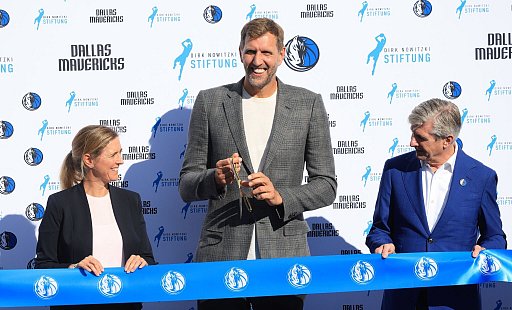 Dirk Nowitzki bei der Einweihung des Courts in Würzburg. - Karl-Josef Hildenbrand/dpa