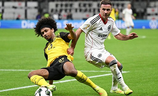 Das erste Duell im neuen Jahr: Frankfurt mit Mario Götze (r) empfängt am 9. Januar die Dortmunder um Karim Adeyemi. (Archivbild) - Arne Dedert/dpa