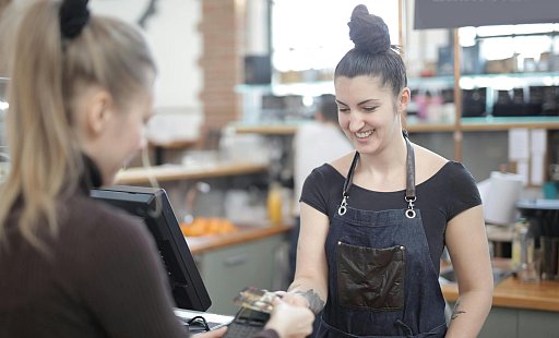 Kartenzahlung ist in vielen Restaurants und Cafés üblich. Zukünftig sollen Kunden überall die Möglichkeit haben, digital zu zahlen. - Pexels/Andrea Piacquadio