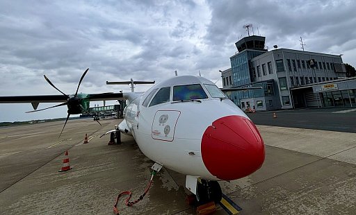Von der dänischen Airline DAT least Skyhub PAD die ATR72. Sie ist für die Route nach Bayern in Paderborn stationiert. 70 Passagiere kann der Flieger aufnehmen. - Jens Reddeker