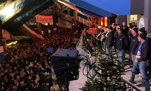 Besinnlich wie immer: Shantallica unter der Bielefelder Südtribüne der Schüco Arena. - Heimo Stefula