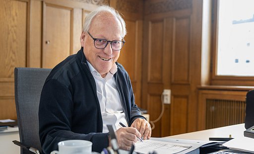 Nach einem Sturz von der Leiter ist Pit Clausen gesundheitlich gehandicapt. Doch auch in den letzten Tagen im Amt versieht er seinen Dienst. - Oliver Krato