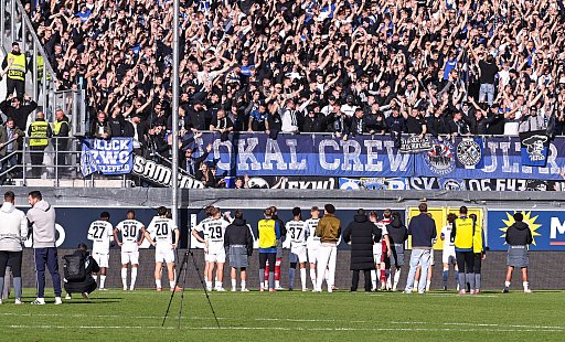 Nach dem Spiel gegen Paderborn wurden die Arminen dennoch vom Anhang gefeiert. - Teresa Kröger