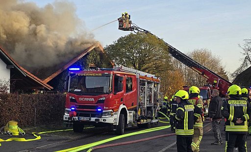 Ein Wohnhaus steht in der Luisenstraße in Kirchlengern in Vollbrand. - Gerald Dunkel