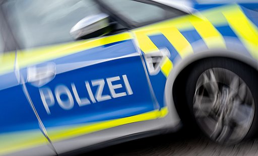 Aufgrund eines schweren Verkehrsunfalls ist die A33 bei Bielefeld derzeit voll gesperrt. - dpa