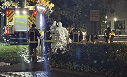 Die Experten der Kriminaltechnische Untersuchung (KTU) untersuchen nach dem Vorfall den Tatort in Bielefeld-Sennestadt. - Lukas Brekenkamp
