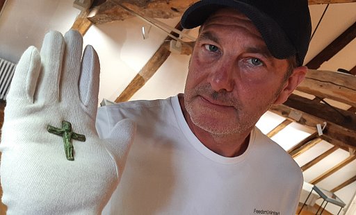 Ein Schatz: Im Museum im „Stern“ präsentiert Stefan Drese ein Pektoralkreuz aus der Zeit um 1000, das der Warburger Sondengänger im Boden der Wüstung Papenheim in er Nähe der Hansestadt fand. - Dieter Scholz