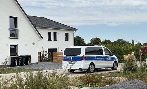 Mit dem Schriftzug Kriminaltechnik: Auch einen Tag nach dem Vorfall ist noch Polizei am Tatort. - Amelie Halstenberg