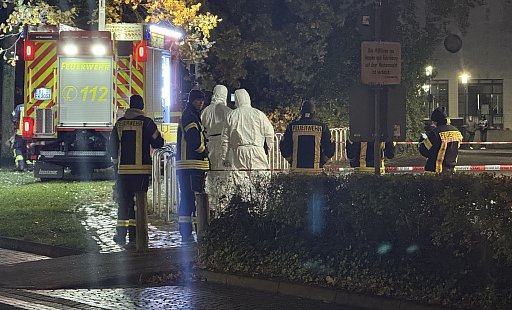Die Experten der Kriminaltechnische Untersuchung (KTU) begutachten den Einsatzort in Bielefeld-Sennestadt am Sonntagabend. - Lukas Brekenkamp
