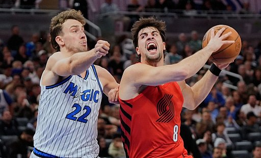 Franz Wagner (links) lieferte am Ende den Pass zum entscheidenden Korb der Partie. - John Raoux/AP/dpa