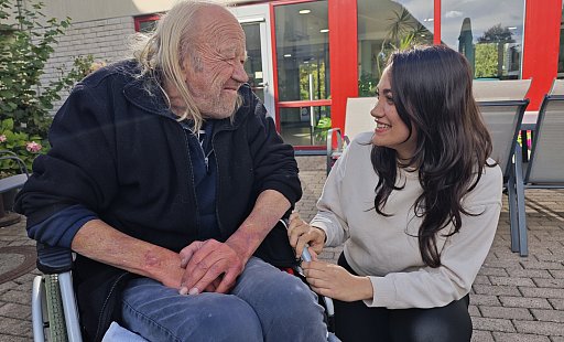 Bewohner Reinhard-Ludwig Schäfer im Gespräch mit Fatemeh Tavanaye-Manafi, die vor rund einem halben Jahr ihre Ausbildung als Pflegefachkraft im Philipp-Melanchthon-Zentrum in Bad Driburg begonnen hat. - Svenja Ludwig