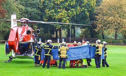 Einsatzkräfte stehen neben einem Rettungshubschrauber. Die neu gewählte Bürgermeisterin von Herdecke, Iris Stalzer (SPD), ist lebensgefährlich verletzt in ihrer Wohnung gefunden worden. - Alex Talash/dpa