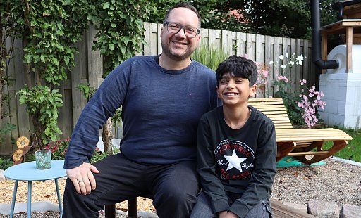 Als Elisio (r.) auf der Intensivstation aufgewacht ist, saß Sebastian Roesler (l.) an seinem Bett. Beide sind froh, dass es dem 10-Jährigen wieder gut geht. - Shannon-Lee Bendig