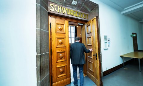 Zellentrakt, alter Schwurgerichtssaal und Turmbalkon: Einblick ins Bielefelder Landgerichts