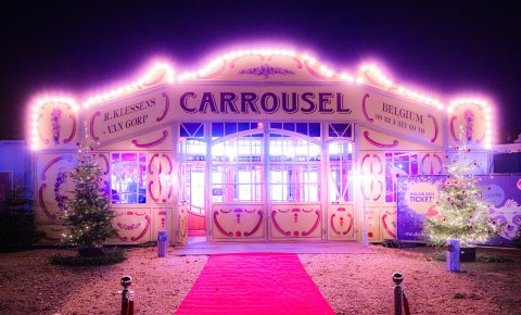 Premiere im Spiegelzelt