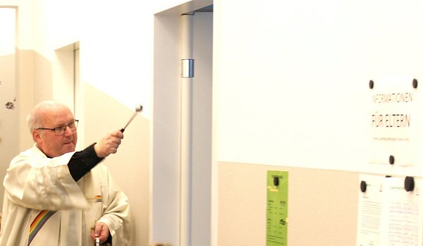 Segnung für das durchsanierte Haus; Pastor Lauschus ließ sich von den Kindern in alle Räume führen. - © Kita/Schlichter