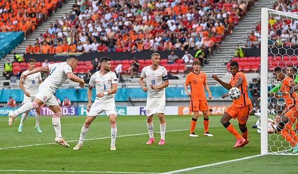 Der Tscheche Tomas Holes (l) traf zum 1:0. - © Robert Michael/dpa-Zentralbild/dpa