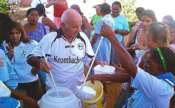 Lasst es euch schmecken: Horst Gamon verteilt im Arminen-Trikot in Brasilien Essen an bedürftige Menschen. - © Privat