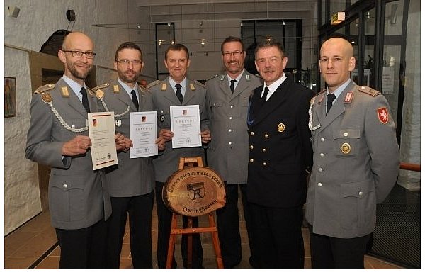 Die Brüder Ralf, Roland und Jörg Treuherz (v.l.) haben für ihre Verdienste Urkunden und Nadeln überreicht bekommen. der Vorsitzende Rainer Künkemeyer (2.v.r.), sein Stellvertreter Rolf Tuletzki (3.v.r.) und Schriftführer Dennis Wiegmann (r.) gratulieren. - © FOTO: KARIN PRIGNITZ