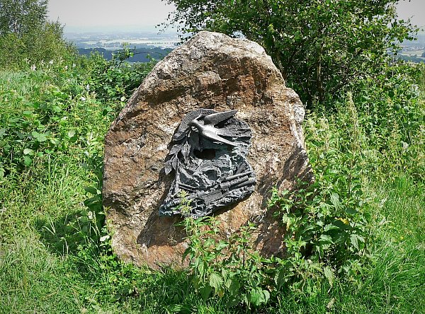 Unversehrt war auf diesem Granitstein am Kammweg noch das Kunstwerk „Hoffnung“ zu sehen. Eine Skulptur, die eine Friedenstaube über Kriegswaffen zeigt und die von Bruno Buschmann geschaffen wurde. - © Horst Biere
