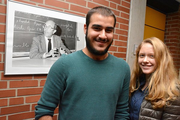 Gymnasiasten: Erdem Haksal (17) und Lea Wazinski (18) haben sich über Niklas Luhmann informiert. - © Karin Prignitz