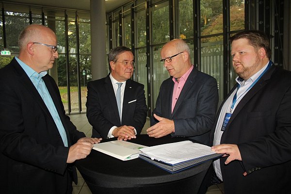 Sprechen über das Agrarpaket: Kreisverbandsvorsitzender Josef Lehmenkühler (v. l.), Ministerpräsident Armin Laschet, Bezirksvorsitzender Hubertus Beringmeier (Kreisverbandsvorsitzender Paderborn) und Heinrich Frieling MdL. - © WLV