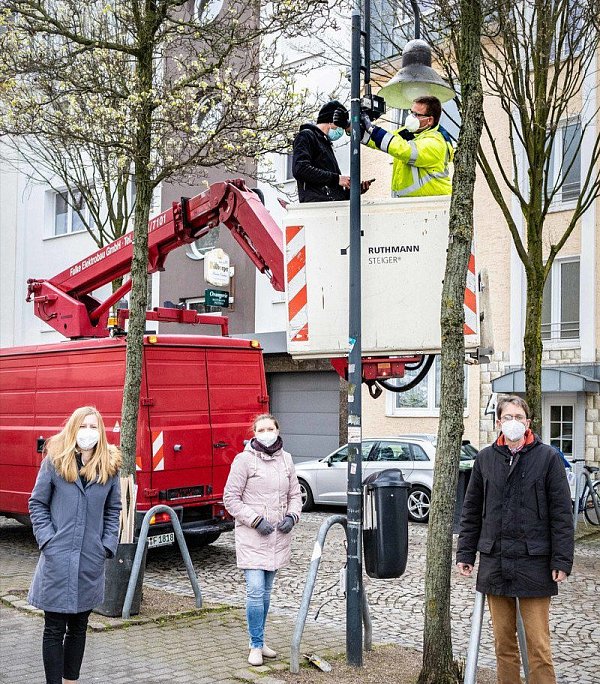 Magdalena Förster (Fraunhofer IEM, unten v. l.), Kornelia Schuba (Fraunhofer IOSB-INA) und Dietmar Regener (ASP) überzeugen sich vom korrekten Einbau der Sensoren durch Dominik Knapp (Cleverciti, oben v. l.) und Matthias Hischer (Falke-Elektrobau). - © Fraunhofer IEM / David Gense
