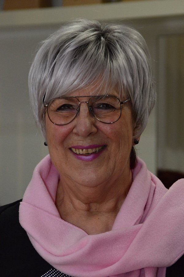 Inhaberin Ruth Schneider mit grauer Kunsthaarperücke. - © Vivien Tharun