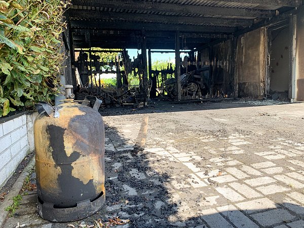 Die Kräfte brachten eine Gasflasche in Sicherheit. - © Feuerwehr