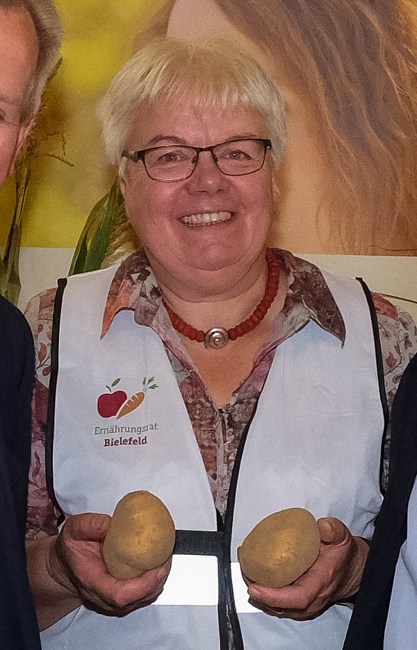 Mitglied im Ernährungsrat: Karin Upmeyer zu Altenschildische erzählt vom Familienhof, der von der Tochter Wilma geführt wird. - © Foto: Andreas Zobe/NW